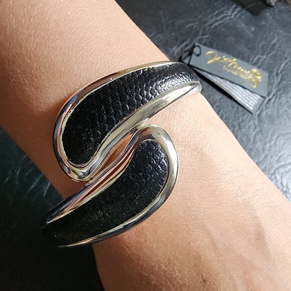 Fumi Black Leather and Silver Metal Bracelet Purse Hook - Picture 3 of 12